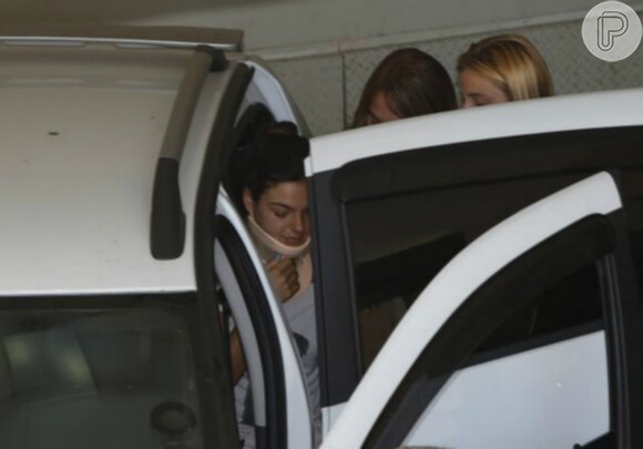 Isis Valverde deixou o hospital no sábado, 1 de fevereiro de 2014, usando colar cervical