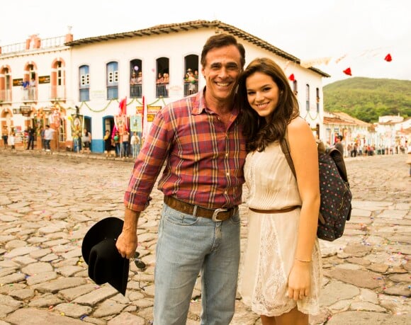 Oscar Magrini interpreta o pai de Helena (Bruna Marquezine) na novela 'Em Família'