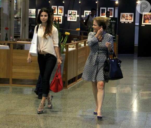 Sthefany Brito e Márcia conversam pelos corredores do shopping
