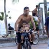 Pedro Scooby aproveitou a tarde desta quarta-feira, 05 de fevereiro de 2014, para andar de bicicleta com o filho Dom na orla do Leblon