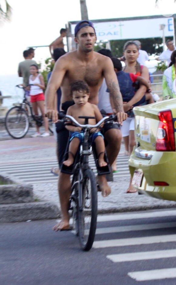 Pedro Scooby aproveitou a tarde desta quarta-feira, 05 de fevereiro de 2014, para andar de bicicleta com o filho Dom na orla do Leblon
