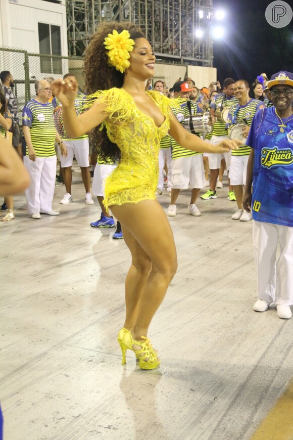Rainha de bateria da Unidos da Tijuca, a atriz Juliana Alves esbanjou boa forma em fantasia amarela durante ensaio técnico da agremiação, em 12 de fevereiro de 2017