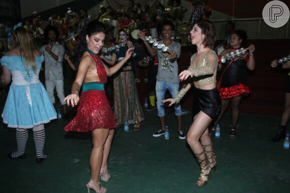 Paloma Bernardi e Julianne Trevisol caíram no samba na madrugada do domingo, 12 de fevereiro de 2017, na quadra do Acadêmicos do Grande Rio