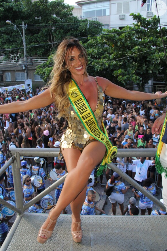 Nomeada Rainha da Banda Amigos da Barra da Tijuca, Nicole Bahls optou por look curto e justo, na cor dourada, para o desfile do bloco de rua, na tarde de domingo, 12 de fevereiro de 2017