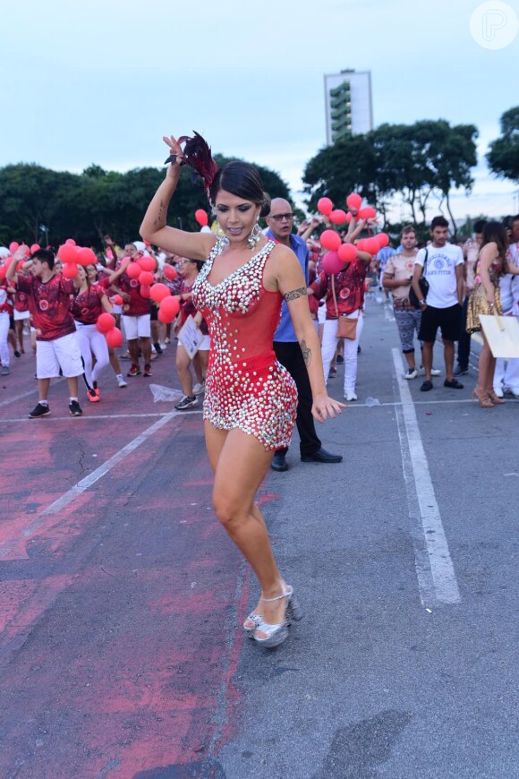Cacau Colucci, repórter do programa 'Sensacional', exibiu seu look vermelho durante o ensaio da Dragões da Real, em São Paulo