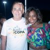 Gloria Maria curtiu o Bloco do Copa, no Rio de Janeiro, e deixou a barriguinha à mostra ao lado de Ricardo Rique