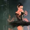 Claudia Leitte chamou atenção pelo seu look de cisne negro no Baile Bal Masqué, em Recife