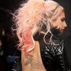 Lady Gaga exibiu uma tatuagem nas costas na 59ª edição do Grammy Awards, em Los Angeles, Estados Unidos, neste domingo, 12 de fevereiro de 2017