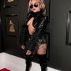 Lady Gaga roubou as atenções ao chegar de óculos escuros e look por Alex Ulichny na 59ª edição do Grammy Awards, em Los Angeles, Estados Unidos, neste domingo, 12 de fevereiro de 2017