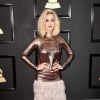 Katy Perry apostou no brilho metálico com plumas em um vestido Tom Ford na 59ª edição do Grammy Awards, em Los Angeles, Estados Unidos, neste domingo, 12 de fevereiro de 2017