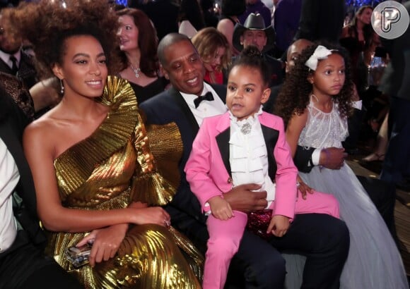 Blue Ivy, filha de Beyoncé, assistiu a premiação ao lado da tia e no colo do pai