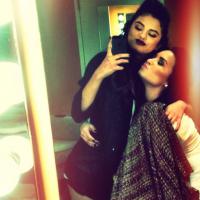 Demi Lovato defende Selena Gomez após reabilitação da amiga em clínica