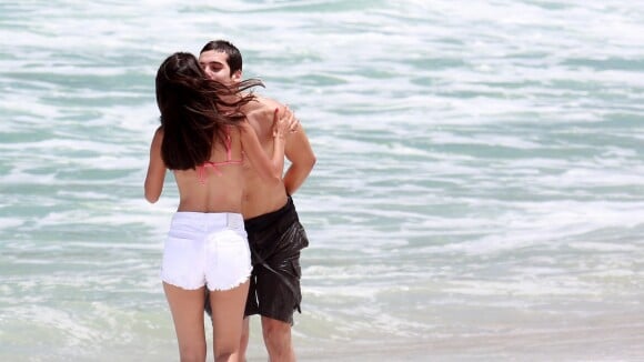Nicolas Prattes beija Marina Moschen ao gravar 'Rock Story' na praia. Fotos!