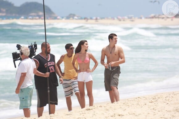 Nicolas Prattes e Marina Moschen gravaram cenas de 'Rock Story' na Praia do Recreio