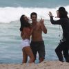 Nicolas Prattes beija Marina Moschen ao gravar 'Rock Story' na praia do Recreio nesta segunda-feira, dia 13 de fevereiro de 2017