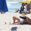 Nicolas Prattes beija Marina Moschen ao gravar 'Rock Story' na praia do Recreio nesta segunda-feira, dia 13 de fevereiro de 2017