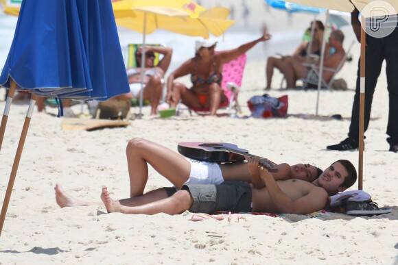 Nicolas Prattes beija Marina Moschen ao gravar 'Rock Story' na praia do Recreio nesta segunda-feira, dia 13 de fevereiro de 2017