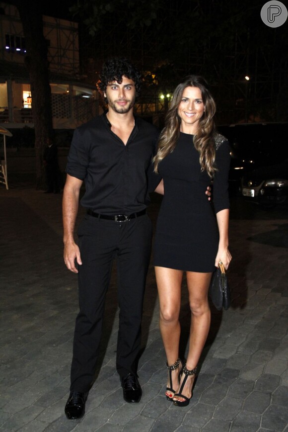 O ator e DJ Jesus Luz acompanhado de sua namorada na festa de Claudia Jimenez