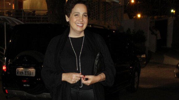 Claudia Jimenez festeja 54 anos entre famosos: 'Gosto muito de viver'