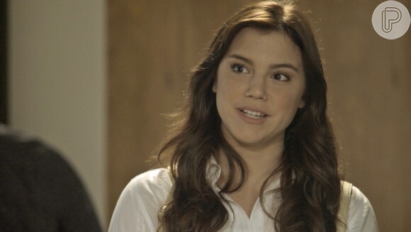 Marina (Alice Wegmann) diz que Letícia (Isabella Santoni) não precisa fazer tanto drama, na novela 'A Lei do Amor'