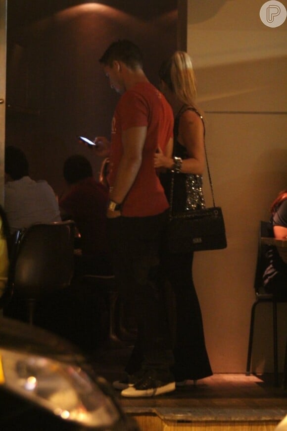 Danielle Winits é flagrada agarradinha com o namorado, Amaury Nunes, em 10 de janeiro de 2013, no Leblon, no Rio de Janeiro