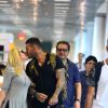 Lucas Lucco dá um beijo na mãe no aeroporto, arrancando risos do pai