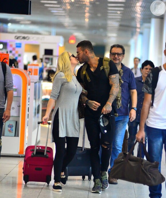 Lucas Lucco dá um beijo na mãe no aeroporto, arrancando risos do pai