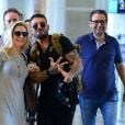 Lucas Lucco brinca com paparazzo ao embarcar com os pais, Karina e Paulo, no aeroporto