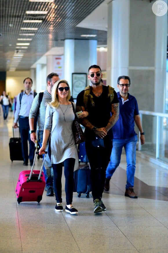 Lucas Lucco foi clicado no aeroporto com a mãe, Karina, e o pai, Paulo Roberto
