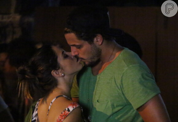 Giovanna Lancellotti foi flagrada aos beijos com o publicitário Marco Antonio Farah