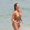 Christine Fernandes se refrescou na tarde deste domingo, 09 de fevereiro de 2014, com mergulho na praia da Barra da Tijuca 