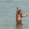 Christine Fernandes se refrescou e brincou dentro do mar, na praia da Barra da Tijuca, Zona Oeste do Rio de Janeiro