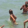 Christine Fernandes vai à praia com amigas na Barra da Tijuca, na Zona Oeste do Rio de Janeiro