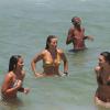 Christine Fernandes vai à praia com amigas na Barra da Tijuca, na Zona Oeste do Rio de Janeiro