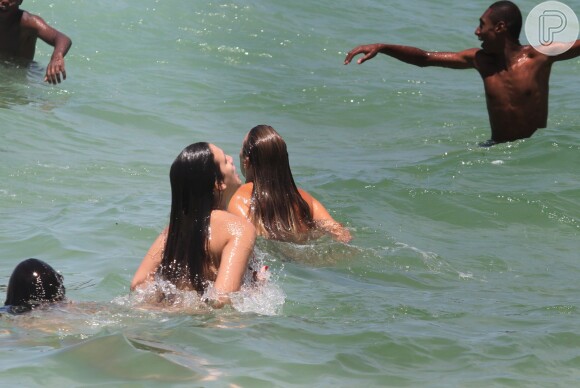 Christine Fernandes vai à praia com amigas na Barra da Tijuca