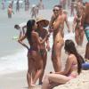 Christine Fernandes vai à praia com amigas na Barra da Tijuca