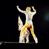 Miley Cyrus ensaia para a Bangerz Tour com maiô cavado e tema dos EUA