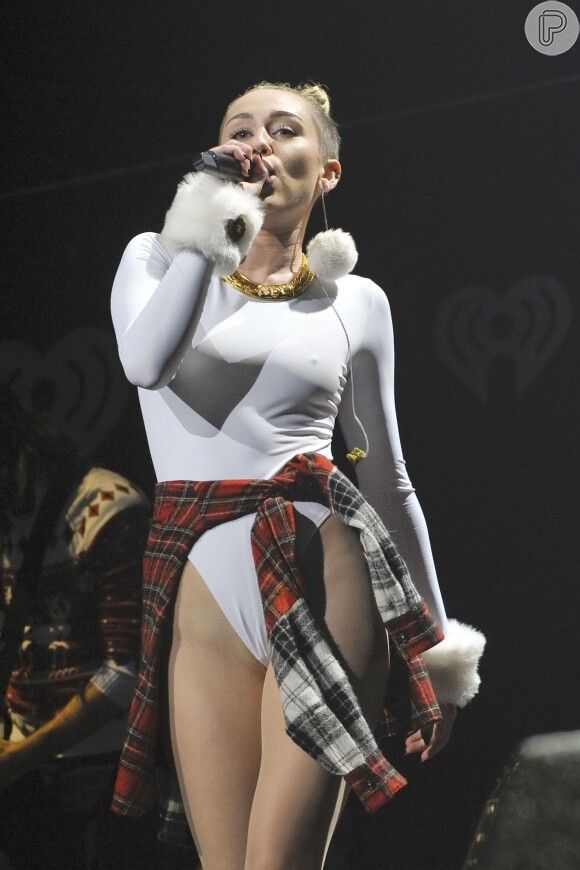 Miley Cyrus adora usar maiô cavado