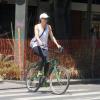 Julia Lemmertz passeia de bicicleta pelo Leblon, Zona Sul do Rio de Janeiro, durante folga nas gravações da novela 'Em Família', em 10 de fevereiro de 2014