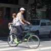Julia Lemmertz passeia de bicicleta pelo Leblon, Zona Sul do Rio de Janeiro, durante folga nas gravações da novela 'Em Família', em 10 de fevereiro de 2014
