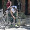Julia Lemmertz prende a bicicleta no Leblon, na Zona Sul do Rio