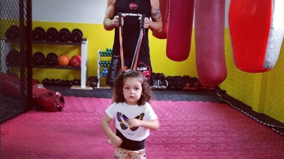 Tânia Mara posta foto da filha, Maysa, de 2 anos, praticando muay thai