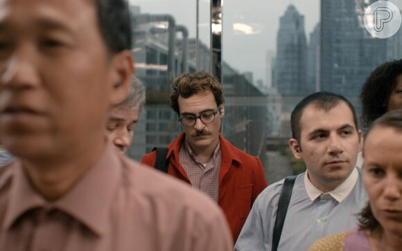 Joaquin Phoenix interpreta um homem solitário que se apaixona pelo sistema operacional de seu computador no filme 'Ela'