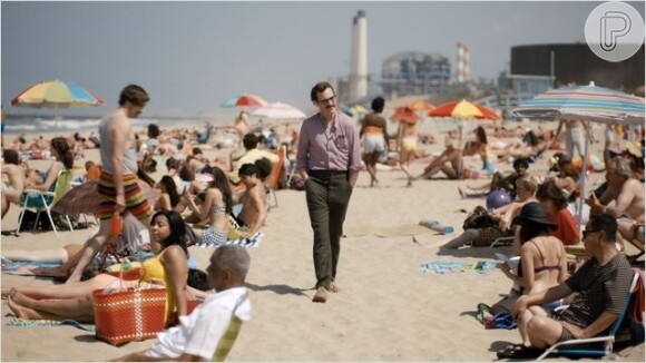 'Ela': Joaquin Phoenix caminha na praia em uma cena do filme