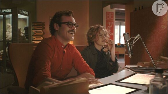Joaquin Phoenix e Amy Adams atuam em cena de 'Ela'