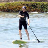 Marcelo Serrado pratica stand up paddle na praia do Arpoador, no Rio