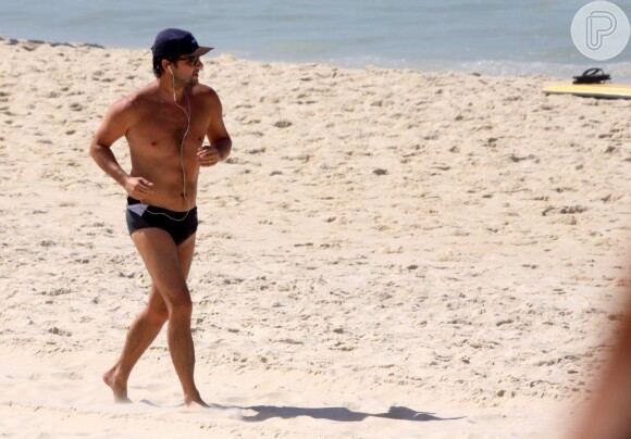 Marcelo Serrado correndo na praia do Arpoador, na Zona Sul do Rio de Janeiro, nesta quarta-feira