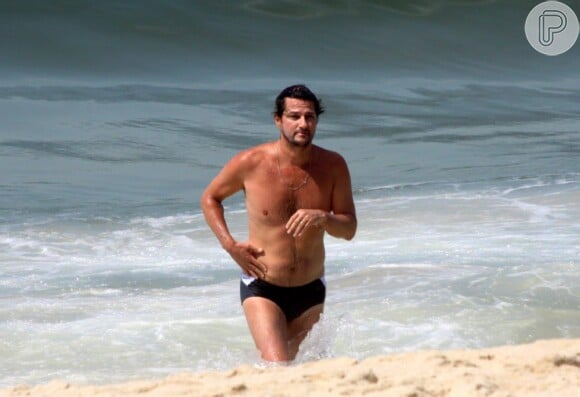 Marcelo Serrado se refrescou na praia do Arpoador, na Zona Sul do Rio de Janeiro, nesta quarta-feira, 12 de fevereiro de 2014