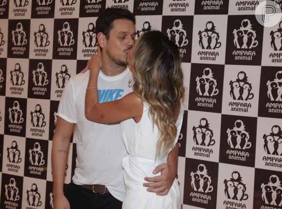 Sabrina Sato beija João Vicente de Castro no evento 'Somos Todos Vira-Lata'