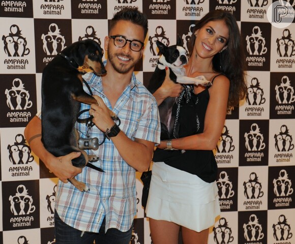 Junior Lima e a noiva, a modelo Mônica Benini, no evento 'Somos Todos Vira-Lata', organizado pela ONG Ampara Animal